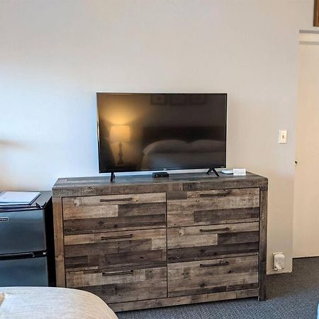 Cute Lower Level Cedar Lodge Room With Balcony & Lake Views! Laconia Exterior foto