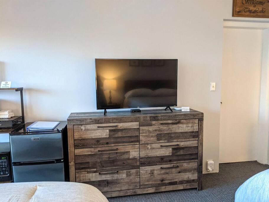 Cute Lower Level Cedar Lodge Room With Balcony & Lake Views! Laconia Exterior foto