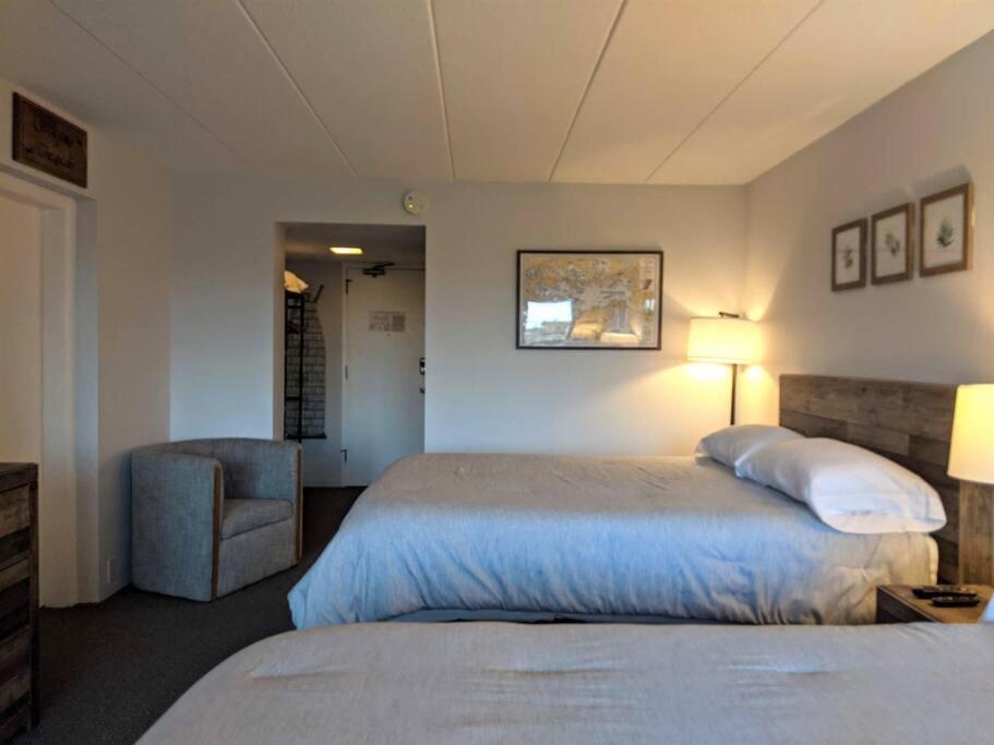 Cute Lower Level Cedar Lodge Room With Balcony & Lake Views! Laconia Exterior foto