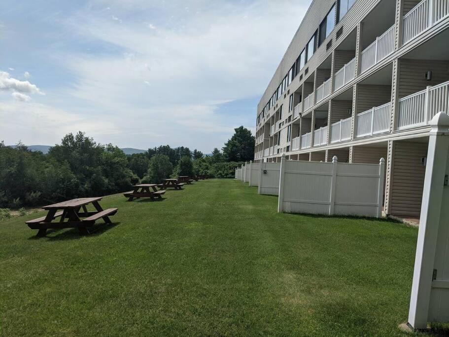 Cute Lower Level Cedar Lodge Room With Balcony & Lake Views! Laconia Exterior foto